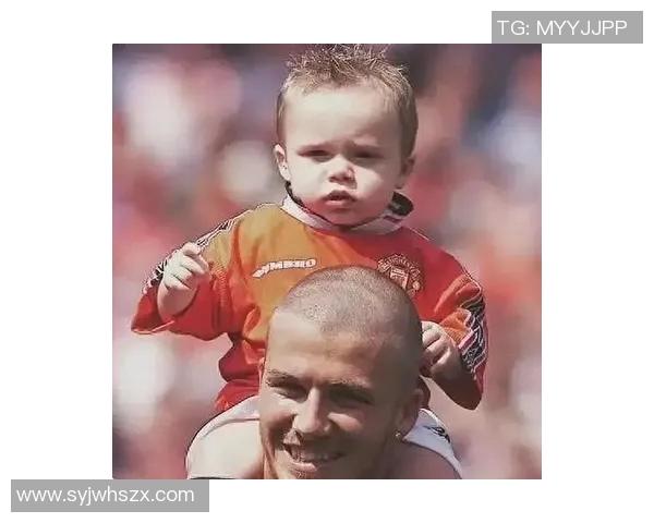 足球明星C罗的儿子成长瞬间照片展现家庭温馨与运动天赋